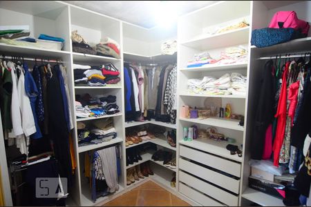 Casa à venda com 265m², 4 quartos e 4 vagasCloset