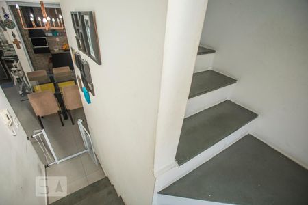 Escadas de casa de condomínio para alugar com 3 quartos, 130m² em Jardim Oriental, São Paulo