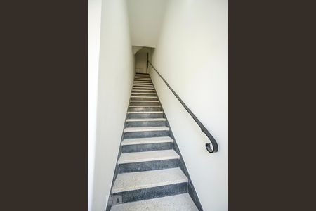 Apartamento para alugar com 68m², 2 quartos e sem vagaEscada