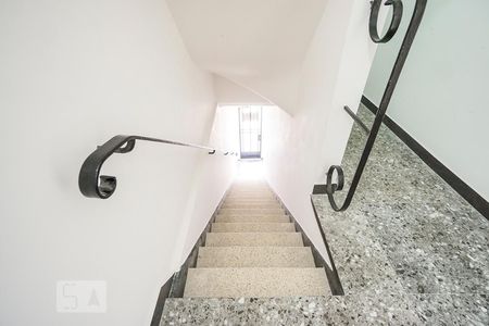 Apartamento para alugar com 68m², 2 quartos e sem vagaEscada