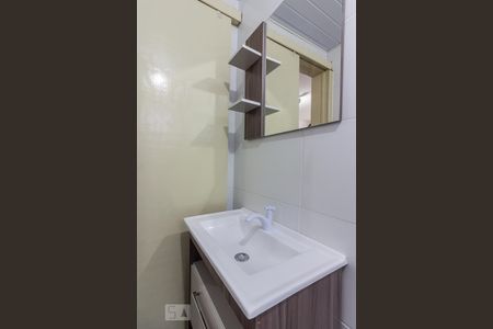 Banheiro de apartamento à venda com 1 quarto, 50m² em Passo da Areia, Porto Alegre