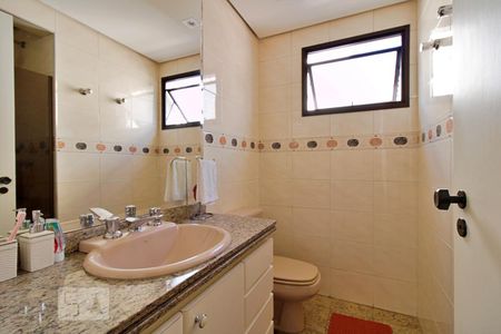 Apartamento à venda com 178m², 3 quartos e 3 vagasBanheiro da Suíte 2