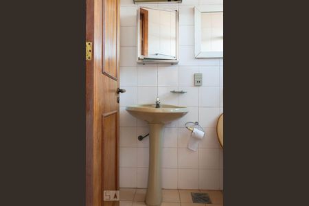 Apartamento para alugar com 214m², 3 quartos e 2 vagas Apartamento para alugar com 214m², 3 quartos e 2 vagasBanheiro de Serviço