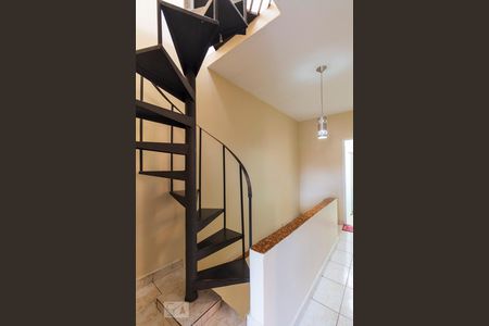 Casa à venda com 120m², 3 quartos e 2 vagasEscada para o terraço