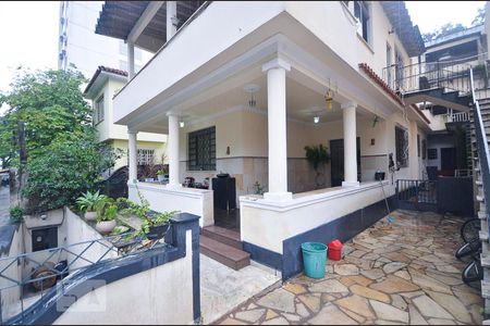 Casa à venda com 450m², 5 quartos e 2 vagas Casa à venda com 450m², 5 quartos e 2 vagasFachada da casa