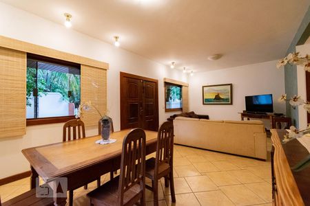 Sala de casa de condomínio à venda com 4 quartos, 250m² em Jacarepaguá, Rio de Janeiro