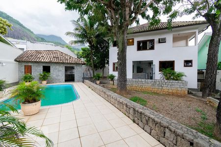 Casa de condomínio à venda com 250m², 4 quartos e 2 vagasÁrea externa