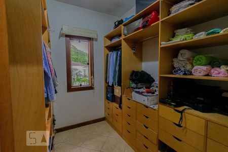 Casa de condomínio à venda com 250m², 4 quartos e 2 vagasSuíte 1 - Closet