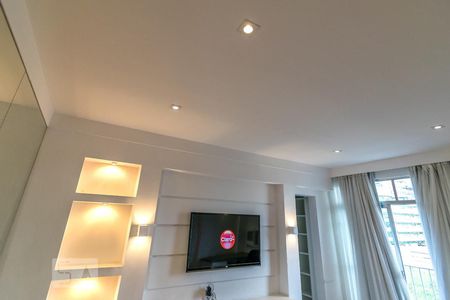 Apartamento para alugar com 92m², 2 quartos e 1 vagaSuíte - Detalhe das luminárias