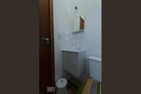 Banheiro de kitnet/studio para alugar com 1 quarto, 24m² em São João do Rio Vermelho, Florianópolis