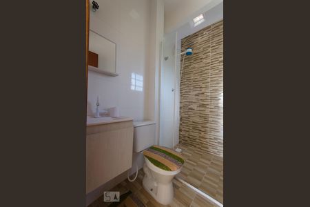 Banheiro de kitnet/studio para alugar com 1 quarto, 24m² em São João do Rio Vermelho, Florianópolis