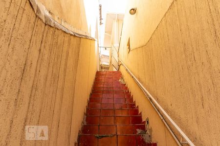 Casa à venda com 160m², 3 quartos e 2 vagas Casa à venda com 160m², 3 quartos e 2 vagasEscada de acesso