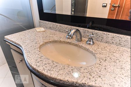 Casa à venda com 335m², 7 quartos e 7 vagas Casa à venda com 335m², 7 quartos e 7 vagasBanheiro da Suíte 2