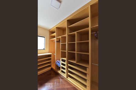 Casa à venda com 335m², 7 quartos e 7 vagas Casa à venda com 335m², 7 quartos e 7 vagasCloset da suíte 3