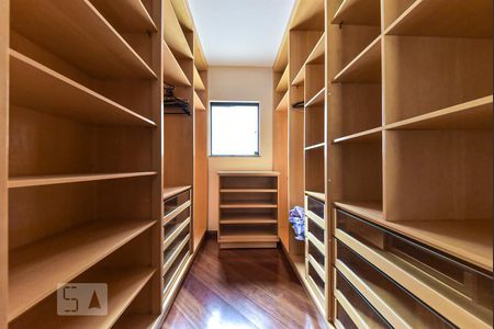 Casa à venda com 335m², 7 quartos e 7 vagas Casa à venda com 335m², 7 quartos e 7 vagasCloset da suíte 3