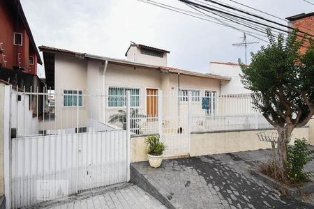 Casa à venda com 250m², 2 quartos e 3 vagas Casa à venda com 250m², 2 quartos e 3 vagasFachada