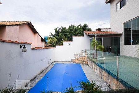 Casa à venda com 250m², 2 quartos e 3 vagas Casa à venda com 250m², 2 quartos e 3 vagasPiscina