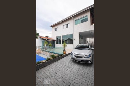 Casa à venda com 250m², 2 quartos e 3 vagas Casa à venda com 250m², 2 quartos e 3 vagasFachada