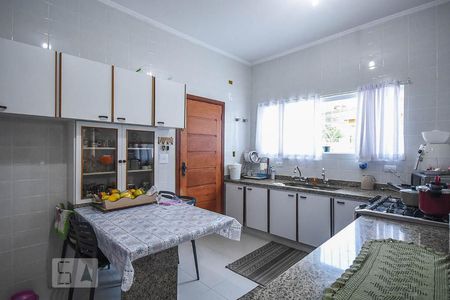 Casa à venda com 250m², 2 quartos e 3 vagas Casa à venda com 250m², 2 quartos e 3 vagasCozinha