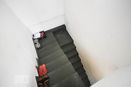 Casa à venda com 250m², 2 quartos e 3 vagas Casa à venda com 250m², 2 quartos e 3 vagasEscada