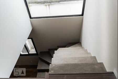 Escada de casa para alugar com 3 quartos, 225m² em Jardim Monte Kemel, São Paulo