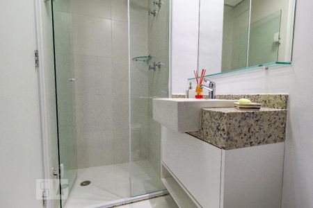 Banheiro de kitnet/studio para alugar com 1 quarto, 22m² em Jardim das Acácias, São Paulo