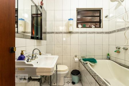 Casa à venda com 323m², 7 quartos e 2 vagas Casa à venda com 323m², 7 quartos e 2 vagasBanheiro quarto 4