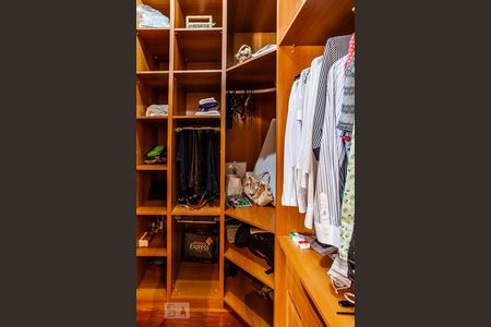 Casa à venda com 300m², 4 quartos e 4 vagasCloset da Suíte