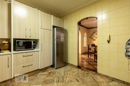 Casa à venda com 323m², 4 quartos e 6 vagas Casa à venda com 323m², 4 quartos e 6 vagasCozinha