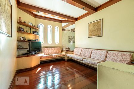 Casa à venda com 323m², 4 quartos e 6 vagas Casa à venda com 323m², 4 quartos e 6 vagasSala de TV