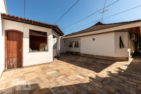 Casa à venda com 323m², 4 quartos e 6 vagas Casa à venda com 323m², 4 quartos e 6 vagasÁrea Externa