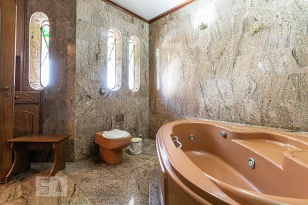 Casa à venda com 323m², 4 quartos e 6 vagas Casa à venda com 323m², 4 quartos e 6 vagasBanheiro do Quarto 2