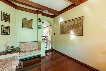 Casa à venda com 323m², 4 quartos e 6 vagas Casa à venda com 323m², 4 quartos e 6 vagasSala de TV