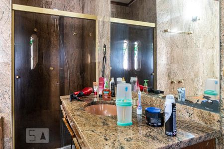 Casa à venda com 323m², 4 quartos e 6 vagas Casa à venda com 323m², 4 quartos e 6 vagasBanheiro do Quarto 2