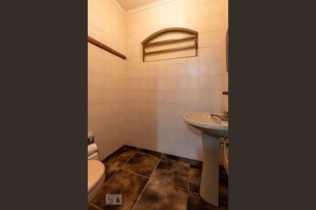 Casa à venda com 323m², 4 quartos e 6 vagas Casa à venda com 323m², 4 quartos e 6 vagasBanheiro da Garagem
