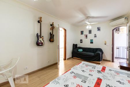 Casa à venda com 323m², 4 quartos e 6 vagas Casa à venda com 323m², 4 quartos e 6 vagasQuarto 4