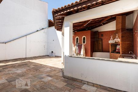 Casa à venda com 323m², 4 quartos e 6 vagas Casa à venda com 323m², 4 quartos e 6 vagasÁrea Externa