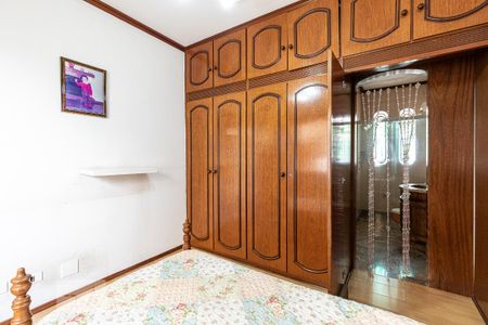 Casa à venda com 323m², 4 quartos e 6 vagas Casa à venda com 323m², 4 quartos e 6 vagasQuarto 1