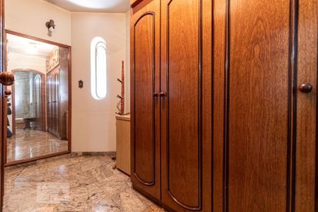 Casa à venda com 323m², 4 quartos e 6 vagas Casa à venda com 323m², 4 quartos e 6 vagasCloset do Quarto 2