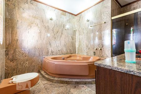 Casa à venda com 323m², 4 quartos e 6 vagas Casa à venda com 323m², 4 quartos e 6 vagasBanheiro do Quarto 2