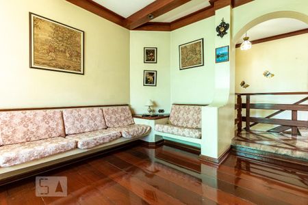 Casa à venda com 323m², 4 quartos e 6 vagas Casa à venda com 323m², 4 quartos e 6 vagasSala de TV