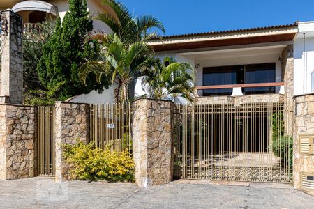 Casa à venda com 323m², 4 quartos e 6 vagas Casa à venda com 323m², 4 quartos e 6 vagasFachada