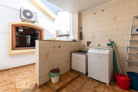 Casa à venda com 323m², 4 quartos e 6 vagas Casa à venda com 323m², 4 quartos e 6 vagasÁrea de Serviço