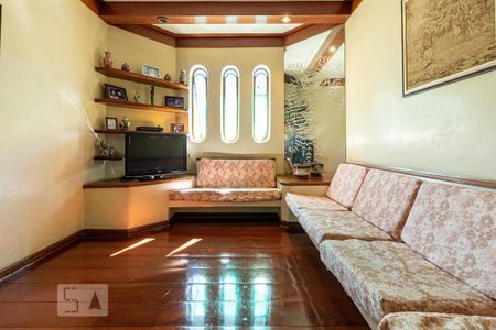 Casa à venda com 323m², 4 quartos e 6 vagas Casa à venda com 323m², 4 quartos e 6 vagasSala de TV