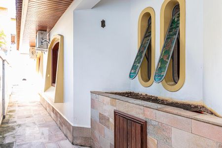 Casa à venda com 323m², 4 quartos e 6 vagas Casa à venda com 323m², 4 quartos e 6 vagasÁrea Externa