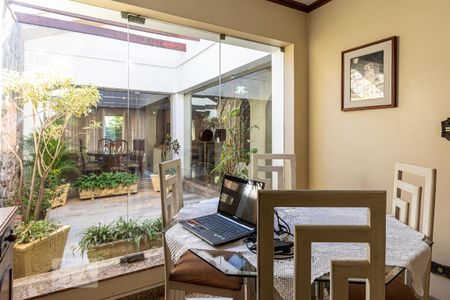 Casa à venda com 323m², 4 quartos e 6 vagas Casa à venda com 323m², 4 quartos e 6 vagasEscritório