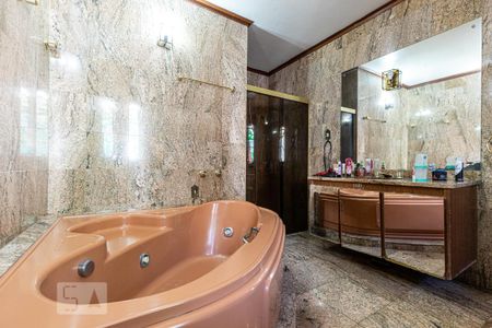 Casa à venda com 323m², 4 quartos e 6 vagas Casa à venda com 323m², 4 quartos e 6 vagasBanheiro do Quarto 2