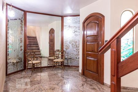 Casa à venda com 323m², 4 quartos e 6 vagas Casa à venda com 323m², 4 quartos e 6 vagasHall de Entrada
