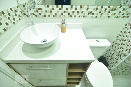 Apartamento para alugar com 62m², 2 quartos e 1 vagaGabinete e pia do banheiro