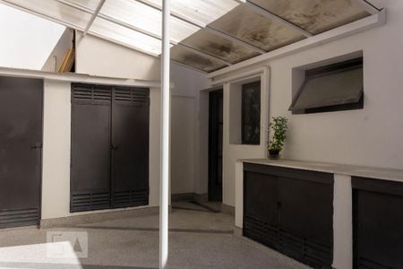 Casa à venda com 185m², 4 quartos e 3 vagasFundos